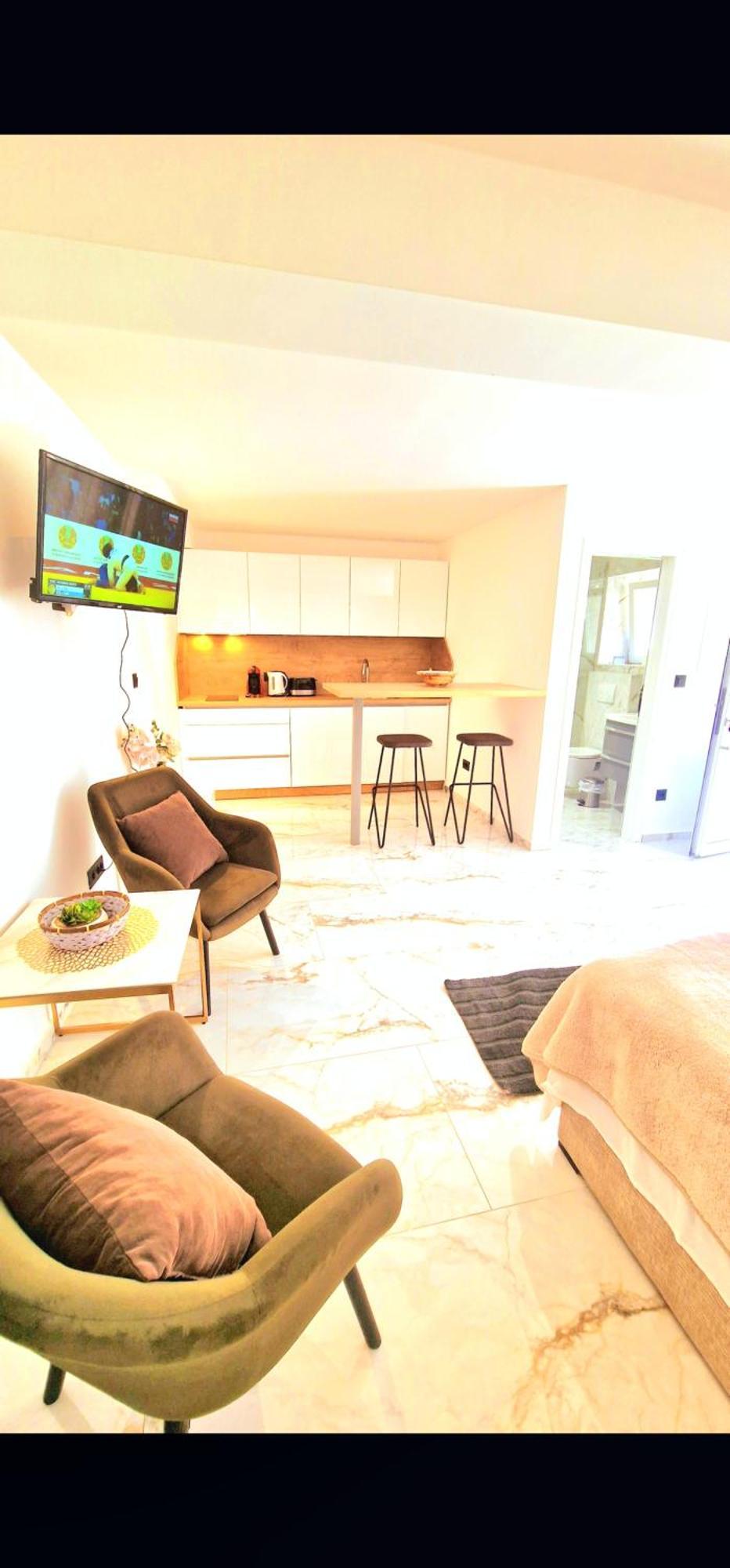 Ante Apartment *